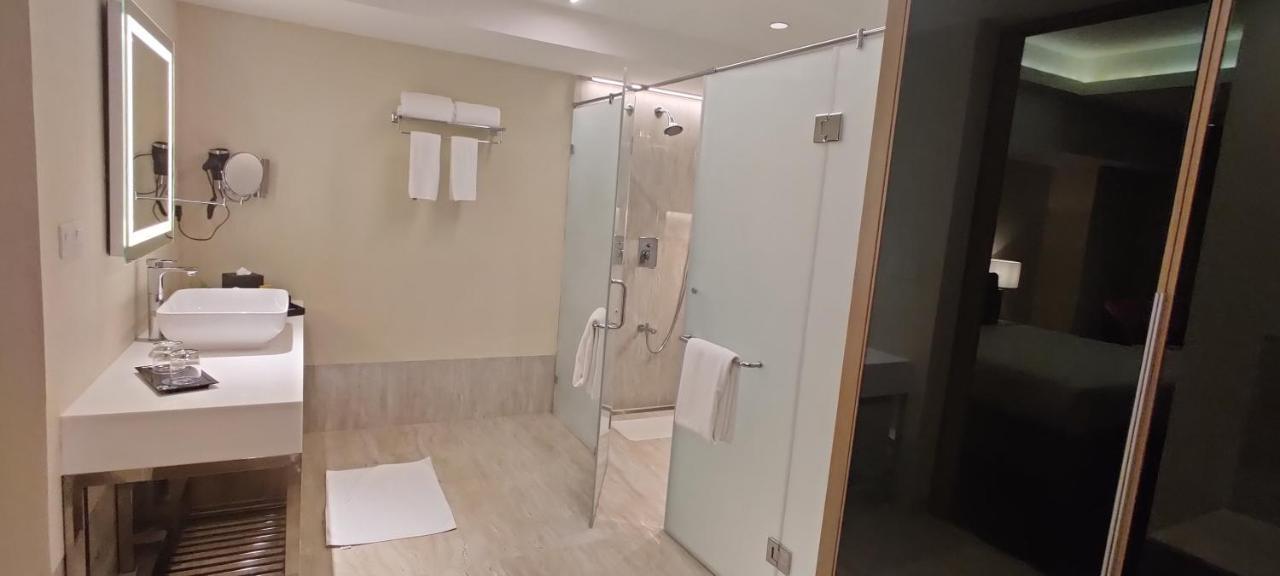 O By Tamara, Trivandrum Тривандрум Экстерьер фото A shower with a sliding door